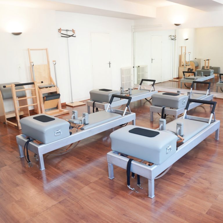 Salle d'appareils pour pratiquer le Pilates Reformer dans notre studio à Nice
